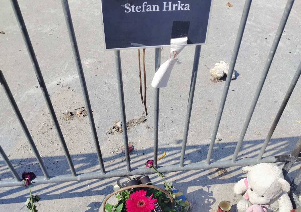 Σερβία: Μητέρα θύματος της τραγωδίας του Νόβι Σαντ ξεκίνησε απεργία πείνας μπροστά στο Κοινοβούλιο