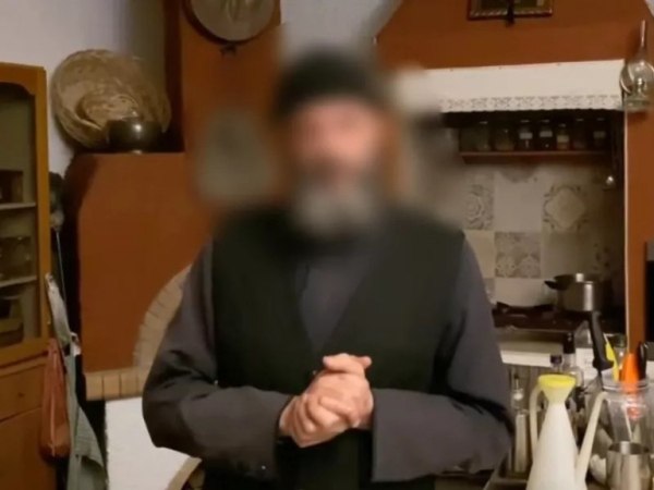 Οδηγήθηκε στον ανακριτή ο 46χρονος ρασοφόρος και άλλοι επτά συλληφθέντες της «ιερής» σπείρας (βίντεο)