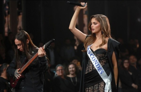 Θα ζήλευε και ο Εξορκιστής: Η εκπρόσωπος της Χιλής στον διαγωνισμό Μις Κόσμος τα «έσπασε» στη σκηνή με death metal