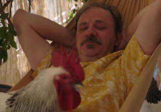 Κόκορας: Η νέα ταινία του Τάσου Γερακίνη ακροβατεί ανάμεσα στην κωμωδία και το δράμα, με επίκεντρο την ελληνική οικογένεια