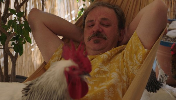 Κόκορας: Η νέα ταινία του Τάσου Γερακίνη ακροβατεί ανάμεσα στην κωμωδία και το δράμα, με επίκεντρο την ελληνική οικογένεια