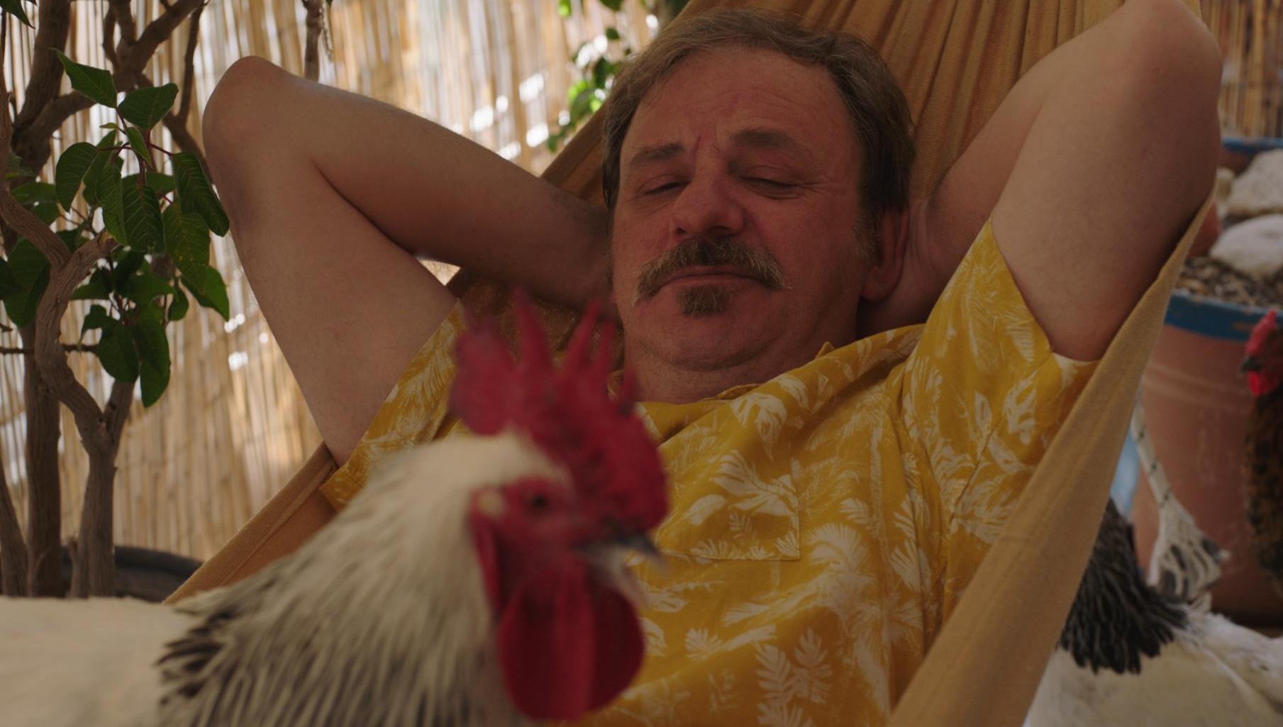 Κόκορας: Η νέα ταινία του Τάσου Γερακίνη ακροβατεί ανάμεσα στην κωμωδία και το δράμα, με επίκεντρο την ελληνική οικογένεια