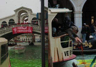 «Σταματήστε την οικοκτονία» – Παρέμβαση της Γκρέτα Τούνμπεργκ και άλλων ακτιβιστών στη Βενετία για την COP30