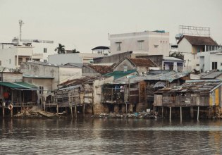 Ανισότητα: Βαθαίνει το χάσμα στον παγκόσμιο πλούτο μεταξύ πλούσιων και φτωχών – Πώς απειλεί την δημοκρατία
