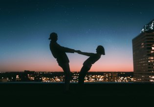 Shrekking, poketing, benching: Το στενάχωρο λεξικό των σύγχρονων όρων των σχέσεων