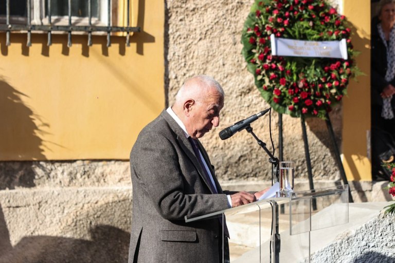 Αλέκος Φλαμπουράρης: «Υπήρξε πάντα ανήσυχος και ενωτικός» – Συγκίνηση στον επικήδειο του Νικήτα Κακλαμάνη