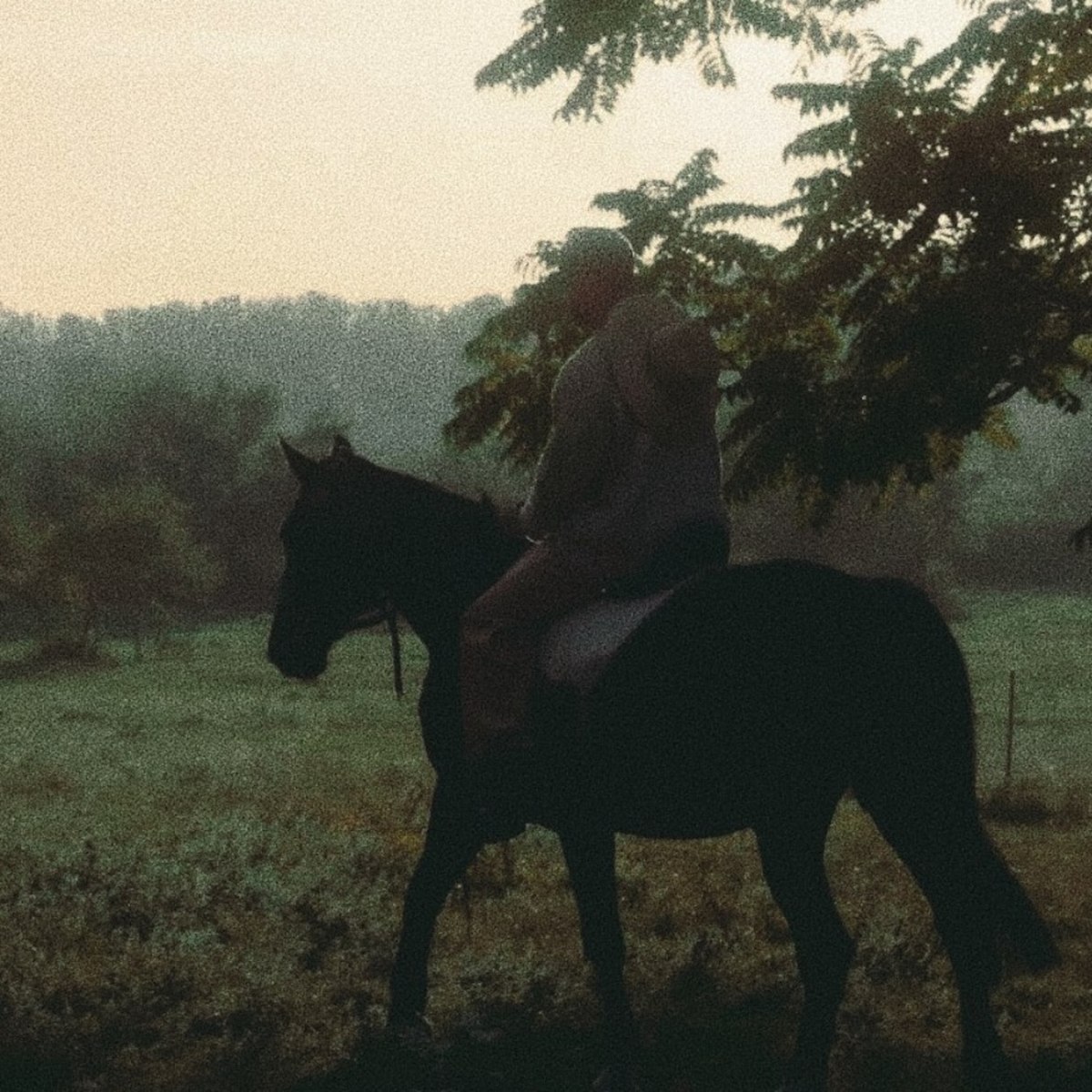 ΥΟU: Ο Kállay Saunders σε μια νέα κυκλοφορία που «ξεχειλίζει» συναίσθημα