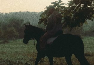 ΥΟU: Ο Kállay Saunders σε μια νέα κυκλοφορία που «ξεχειλίζει» συναίσθημα