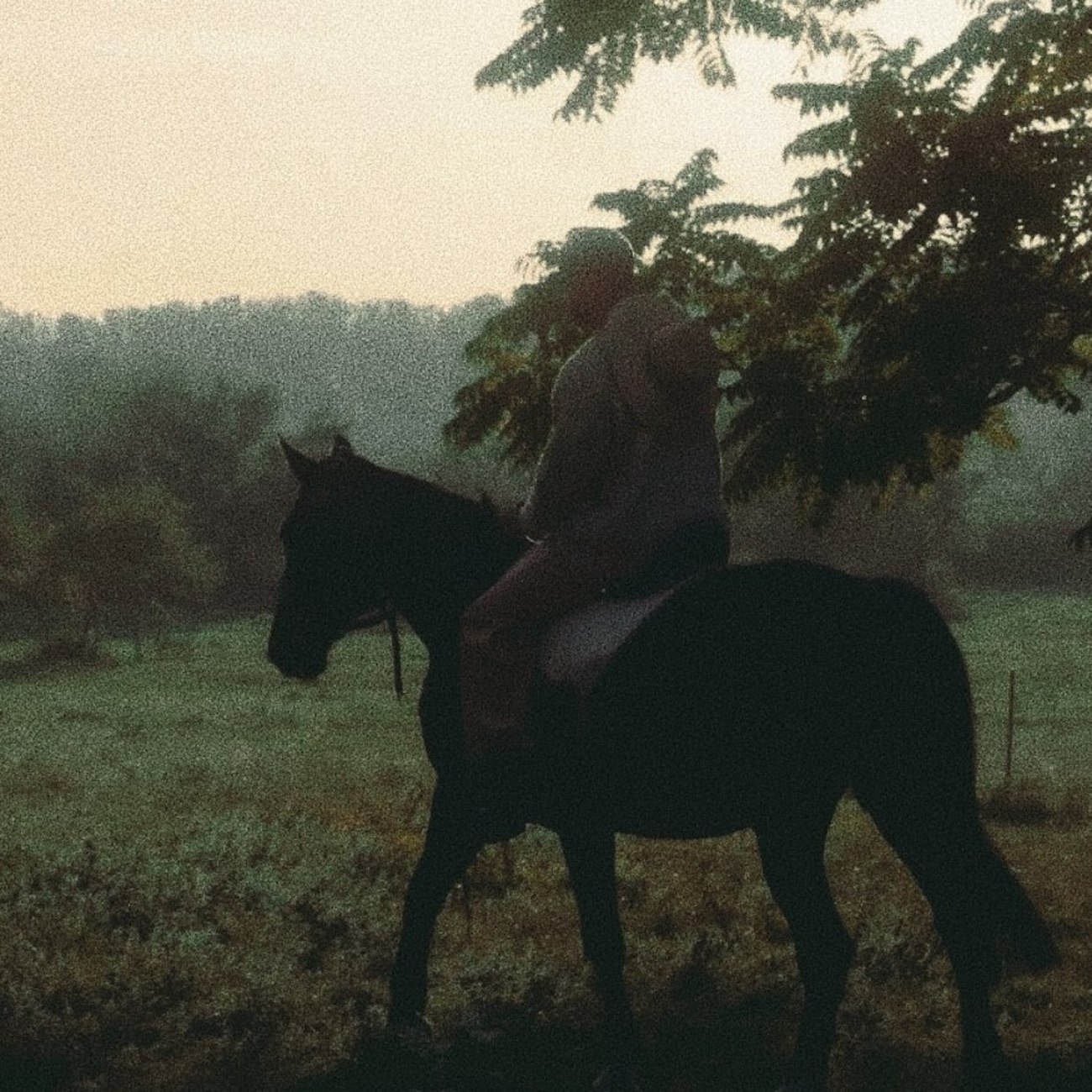 ΥΟU: Ο Kállay Saunders σε μια νέα κυκλοφορία που «ξεχειλίζει» συναίσθημα