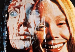 «Απαίσιο, κολλώδες, γουρουνίσιο αίμα»: Η εμβληματική ηρωίδα τρόμου Κάρι για τη σφαγή, 50 χρόνια μετά – Η επιστροφή της Amazon