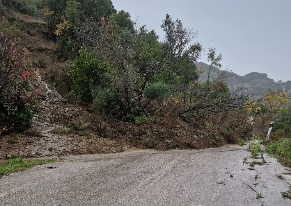 εικόνα που δείχνει κατολίσθηση σε δρόμο της Ηπείρου