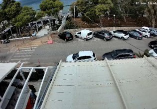 Καβούρι: Ισχυρή ριπή ανέμου σηκώνει στον αέρα ολόκληρη τη σκεπή παραθαλάσσιου εστιατορίου (βίντεο)
