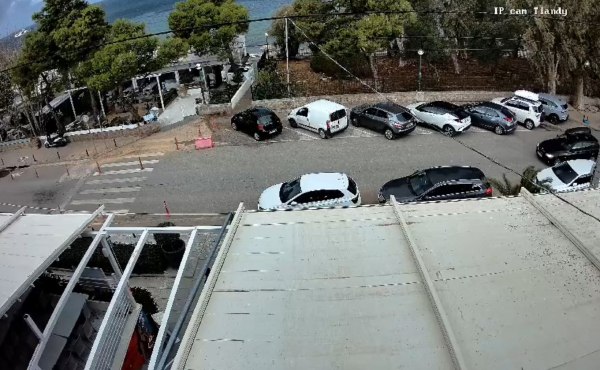 Καβούρι: Ισχυρή ριπή ανέμου σηκώνει στον αέρα ολόκληρη τη σκεπή παραθαλάσσιου εστιατορίου (βίντεο)