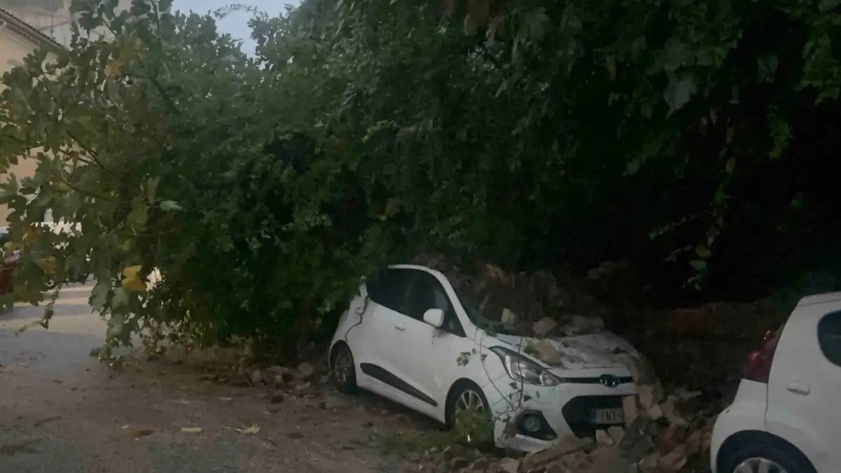 Κακοκαιρία: Καταιγίδες πλήττουν την Κέρκυρα – Κατέρρευσε τοιχίο και καταπλάκωσε αυτοκίνητα