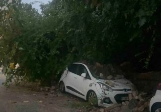 Κακοκαιρία: Καταιγίδες πλήττουν την Κέρκυρα – Κατέρρευσε τοιχίο και καταπλάκωσε αυτοκίνητα