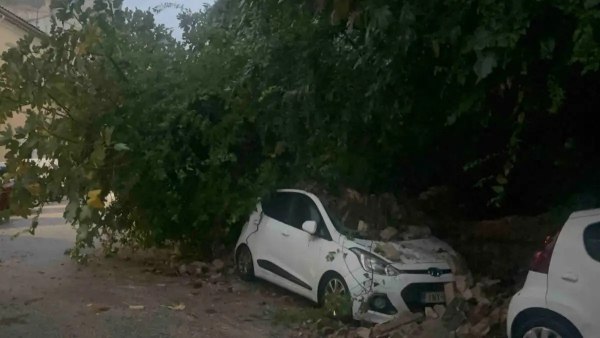 Κακοκαιρία: Καταιγίδες πλήττουν την Κέρκυρα – Κατέρρευσε τοιχίο και καταπλάκωσε αυτοκίνητα