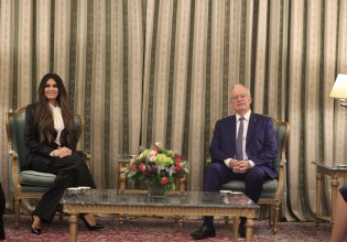 Η Κίμπερλι Γκίλφοϊλ επέδωσε τα διαπιστευτήριά της στον Τασούλα – Δείτε φωτογραφίες