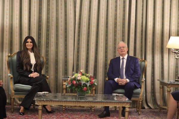 Η Κίμπερλι Γκίλφοϊλ επέδωσε τα διαπιστευτήριά της στον Τασούλα – Δείτε φωτογραφίες