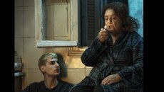 «Αγώνες και μεταμορφώσεις μιας γυναίκας»: Το χρονικό μιας γυναίκας που παλεύει να επιβιώσει στο «Τζένη Καρέζη»