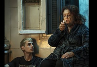 «Αγώνες και μεταμορφώσεις μιας γυναίκας»: Το χρονικό μιας γυναίκας που παλεύει να επιβιώσει στο «Τζένη Καρέζη»