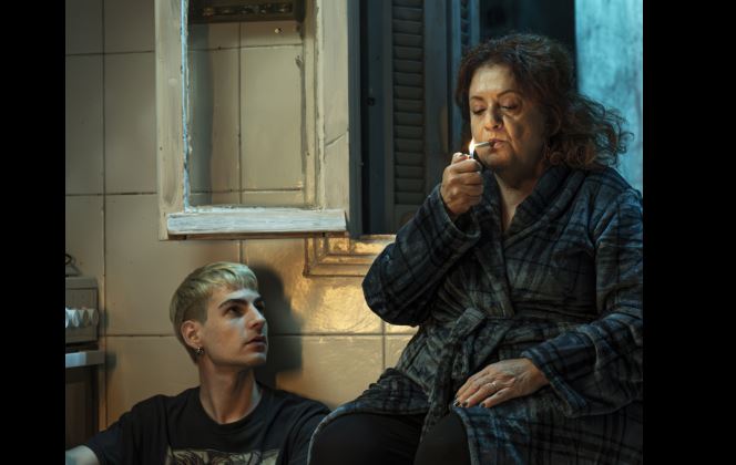 «Αγώνες και μεταμορφώσεις μιας γυναίκας»: Το χρονικό μιας γυναίκας που παλεύει να επιβιώσει στο «Τζένη Καρέζη»