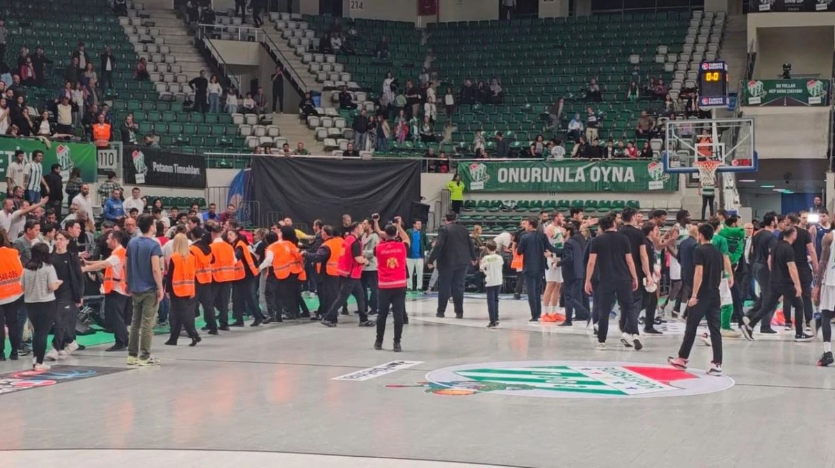 Απίθανα πράγματα στην Τουρκία: Οπαδοί της Μπούρσασπορ έκαναν «ντου» στο παρκέ και κυνήγησαν παίκτη της Μπαχτσεσεχίρ (vid)