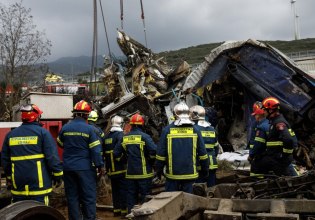 Τέμπη: Με τους συγγενείς των θυμάτων στα έδρανα η δίκη στις 3/3 – Απορρίφθηκε αίτημα του κράτους να αποβληθούν