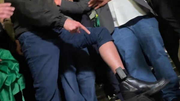 O Μπολσονάρο τέθηκε υπό κράτηση γιατί πείραξε το ηλεκτρονικό του βραχιολάκι