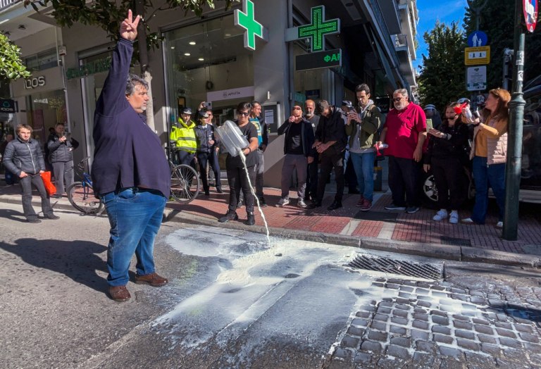 Λάρισα: Οργή κτηνοτρόφων, έφτασαν έξω από το γραφείο του Κέλλα - «Ο κόμπος έχει φτάσει στο χτένι»