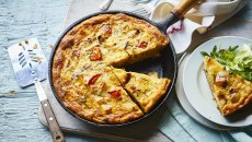 Συνταγή: Φριτάτα με λιαστές ντομάτες, κολοκύθα και σαλάτα με σπανάκι