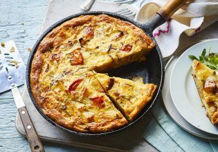 Συνταγή: Φριτάτα με λιαστές ντομάτες, κολοκύθα και σαλάτα με σπανάκι