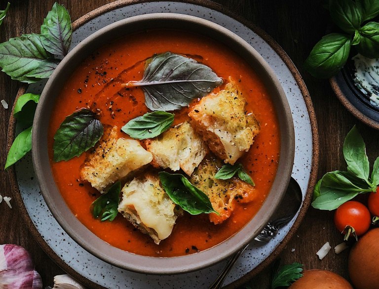 Συνταγή: Σούπα ντομάτας με βασιλικό