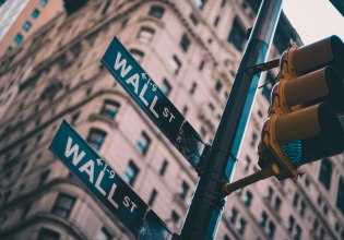 Νέα Υόρκη: Η Γουόλ Στριτ δεν ήθελε δήμαρχο τον Μαμντάνι – Αλλά είναι υποχρεωμένη να συνεργαστεί μαζί του