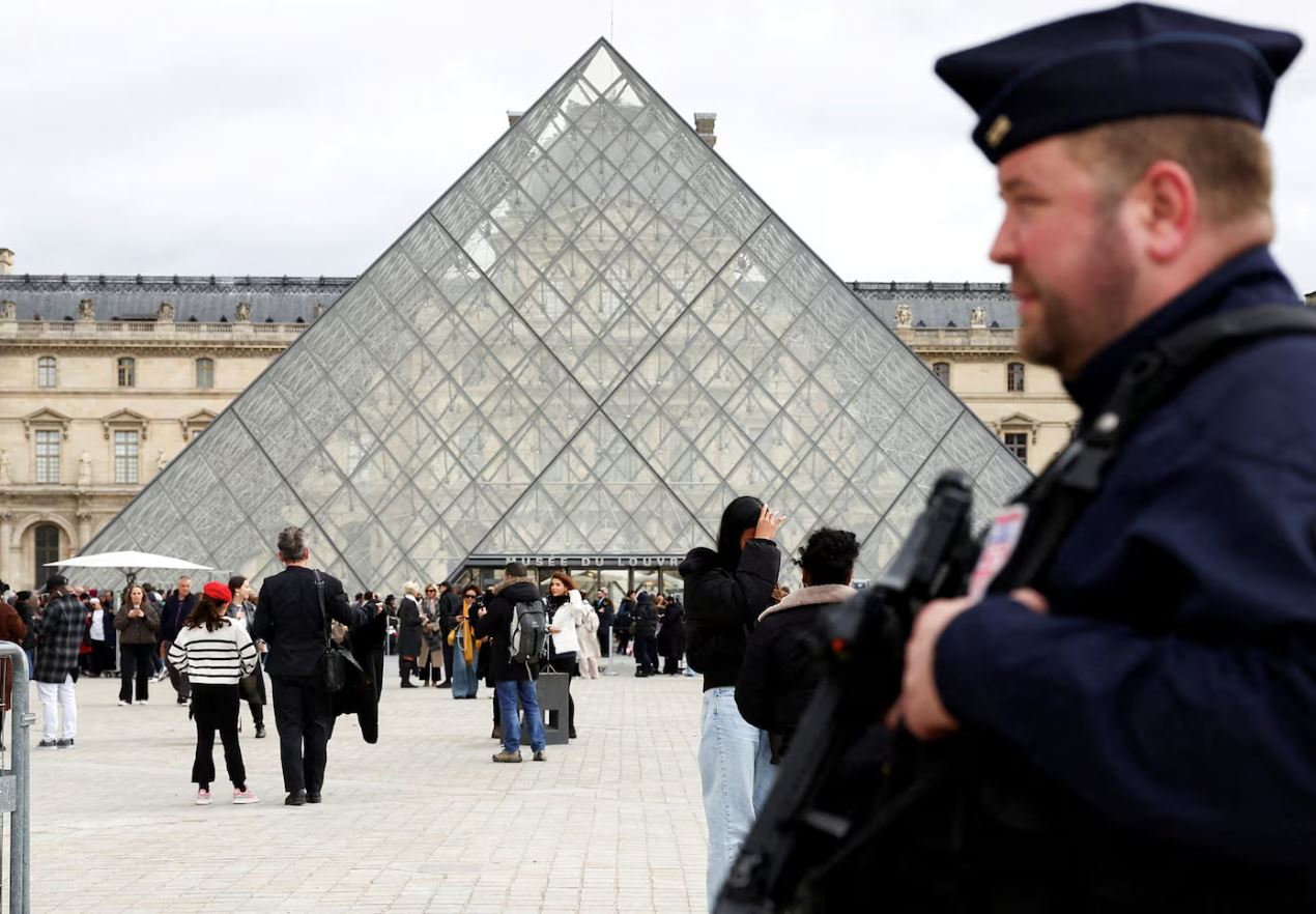 Το Λούβρο ξανά στο μικροσκόπιο: Συνελήφθη ο τέταρτος ύποπτος του «κόλπου του αιώνα»