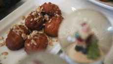 «Χρυσό» το χριστουγεννιάτικο τραπέζι – Στα 18 ευρώ το κιλό κουραμπιέδες και μελομακάρονα