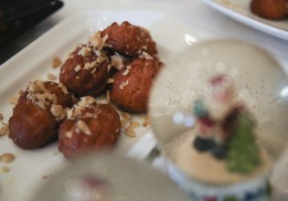 «Χρυσό» το χριστουγεννιάτικο τραπέζι – Στα 18 ευρώ το κιλό κουραμπιέδες και μελομακάρονα