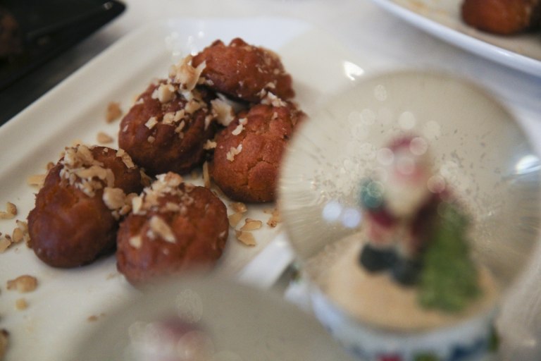 «Χρυσό» το χριστουγεννιάτικο τραπέζι – Στα 18 ευρώ το κιλό κουραμπιέδες και μελομακάρονα