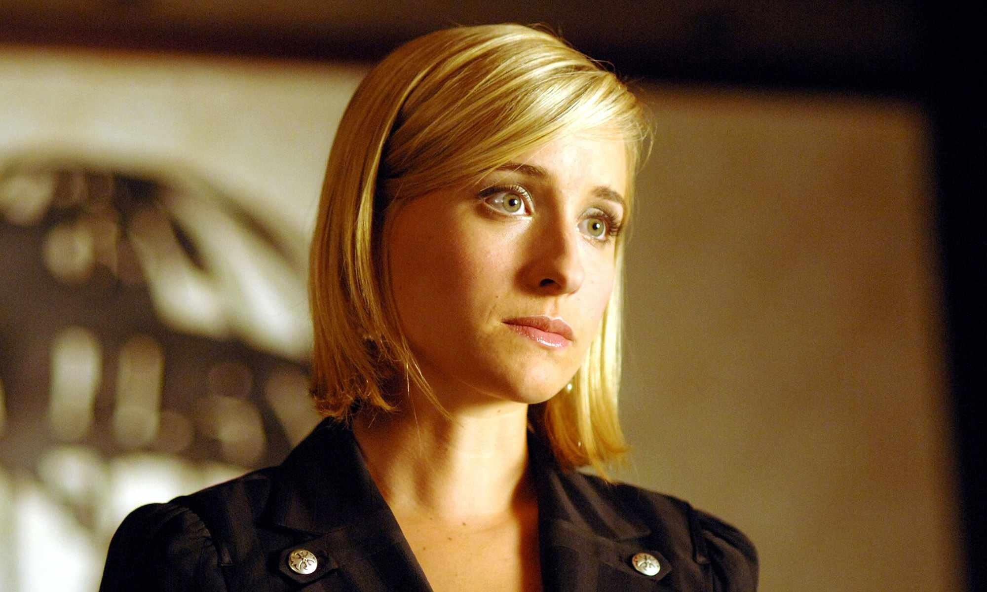 Η επιτυχία, η αίρεση και ο γάμος με τον πρώην νεοναζί: Μέσα στη χαοτική ζωή της Άλισον Μακ