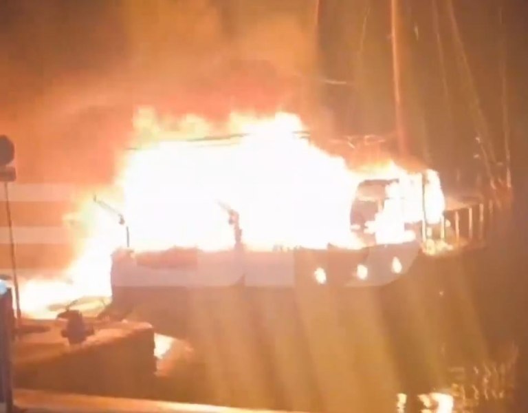 Μαρίνα Ζέας: Πώς ξεκίνησε η φωτιά - Πάνω από 5 ώρες η επιχείρηση κατάσβεσης