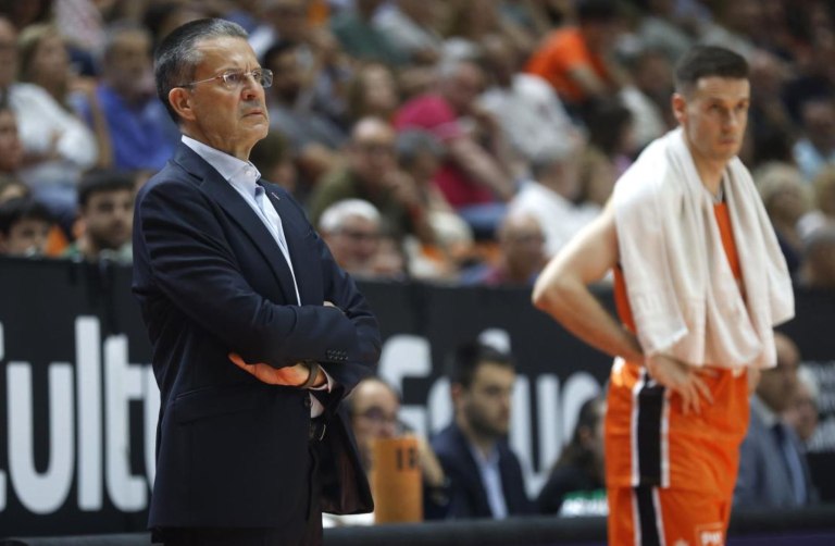 Ο προπονητής της Βαλένθια πήγε στη συνέντευξη Τύπου και… δεν βρήκε κανέναν (vid)