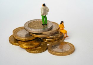 Ισότητα αμοιβών: Λήγει η διορία για ενσωμάτωση της Οδηγίας της ΕΕ – Το χάσμα ανδρών και γυναικών παραμένει