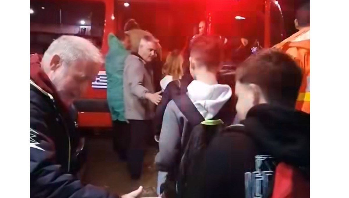 Κακοκαιρία: Απίστευτες εικόνες από τη Βόνιτσα – Με πυροσβεστικό όχημα έφυγαν από το φροντιστήριο μαθητές