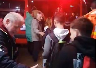 Κακοκαιρία: Απίστευτες εικόνες από τη Βόνιτσα – Με πυροσβεστικό όχημα έφυγαν από το φροντιστήριο μαθητές