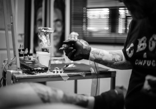 Η Νότια Κορέα προχωρά στη νομιμοποίηση του επαγγέλματος των tattoo artists – Αντιδρά η ιατρική κοινότητα