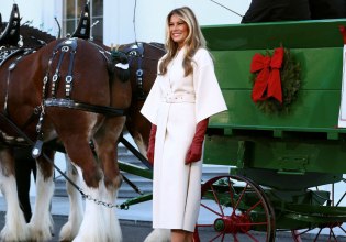 Μελάνια Τραμπ: Το καλωσόρισμα των 170 δευτερολέπτων και ο Πόλεμος στα Χριστούγεννα συνεχίζεται