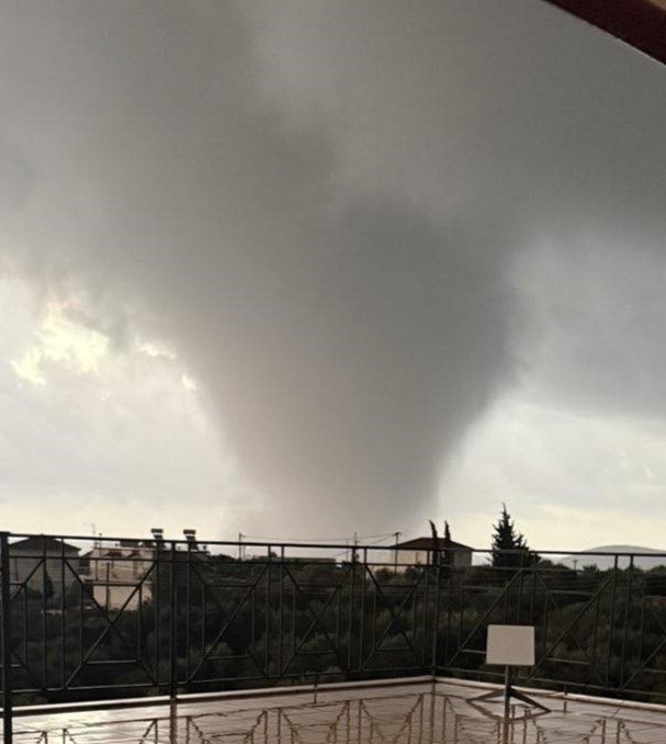 εικόνα που δείχνει στιγμιότυπο από τη στιγμή που ανεμοστρόβιλος χτυπάει στη Φοινικούντα