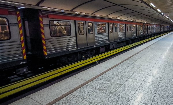 Εκκενώθηκε συρμός του μετρό στο Μοναστηράκι – Άρχισε να βγάζει καπνούς