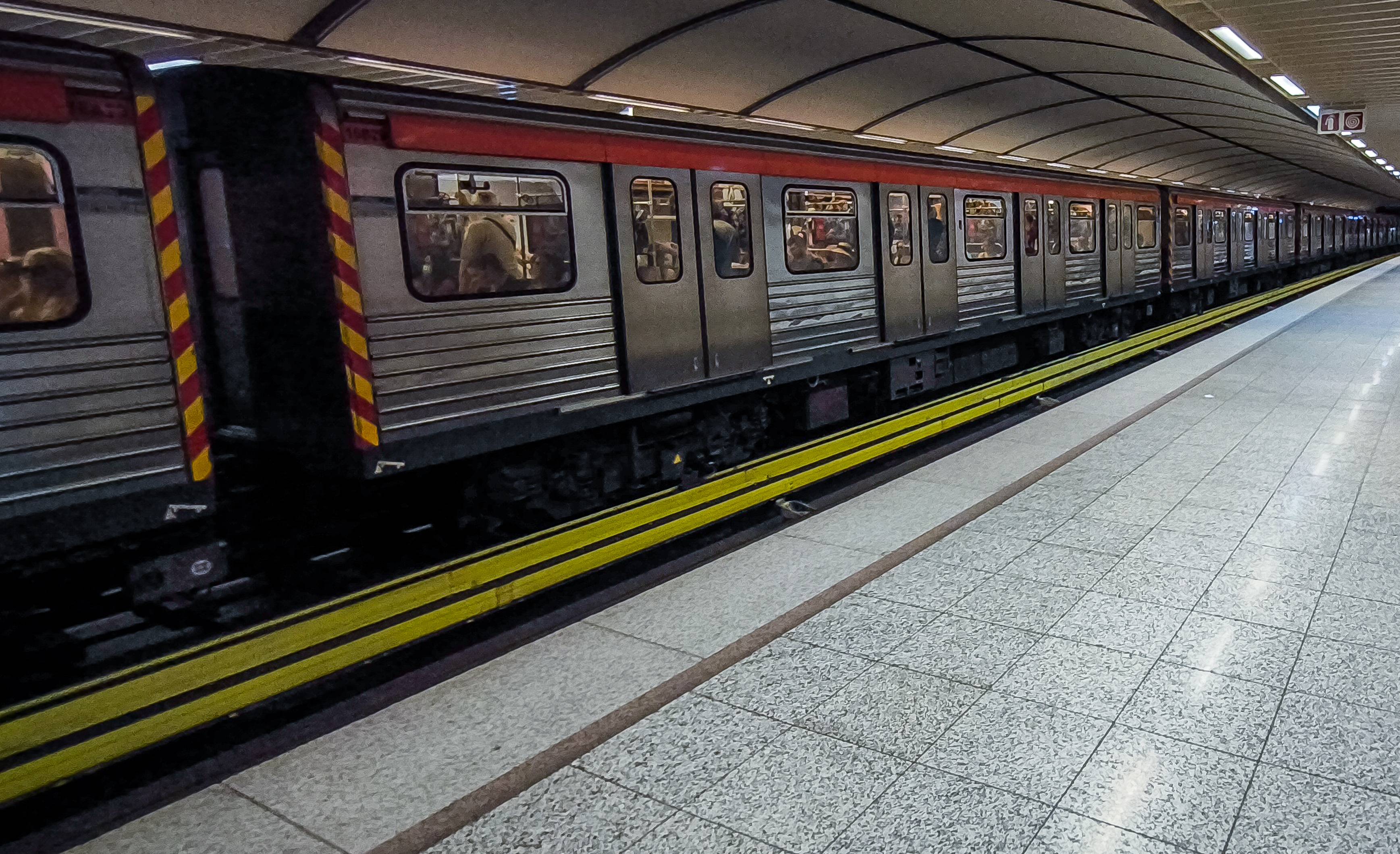 Εκκενώθηκε συρμός του μετρό στο Μοναστηράκι – Άρχισε να βγάζει καπνούς