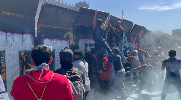 Μεξικό: Επεισόδια μπροστά από το προεδρικό μέγαρο σε διαδήλωση εναντίον των καρτέλ [βίντεο]