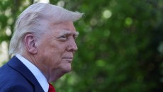 Μήπως η πραγματικότητα του γήρατος έχει αρχίσει να χτυπάει την πόρτα στον Ντόναλντ Τραμπ;